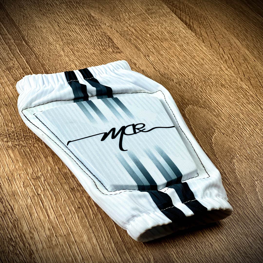 CANILLERAS-BLANCA-NEGRO-FUT-SAL-PRO-MICRERO-SPORT.