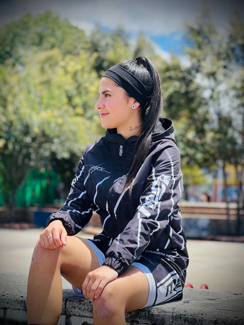 CHAQUETA FUT-SAL MICRERO SPORT- LUISA- NEGRA CON BLANCO.