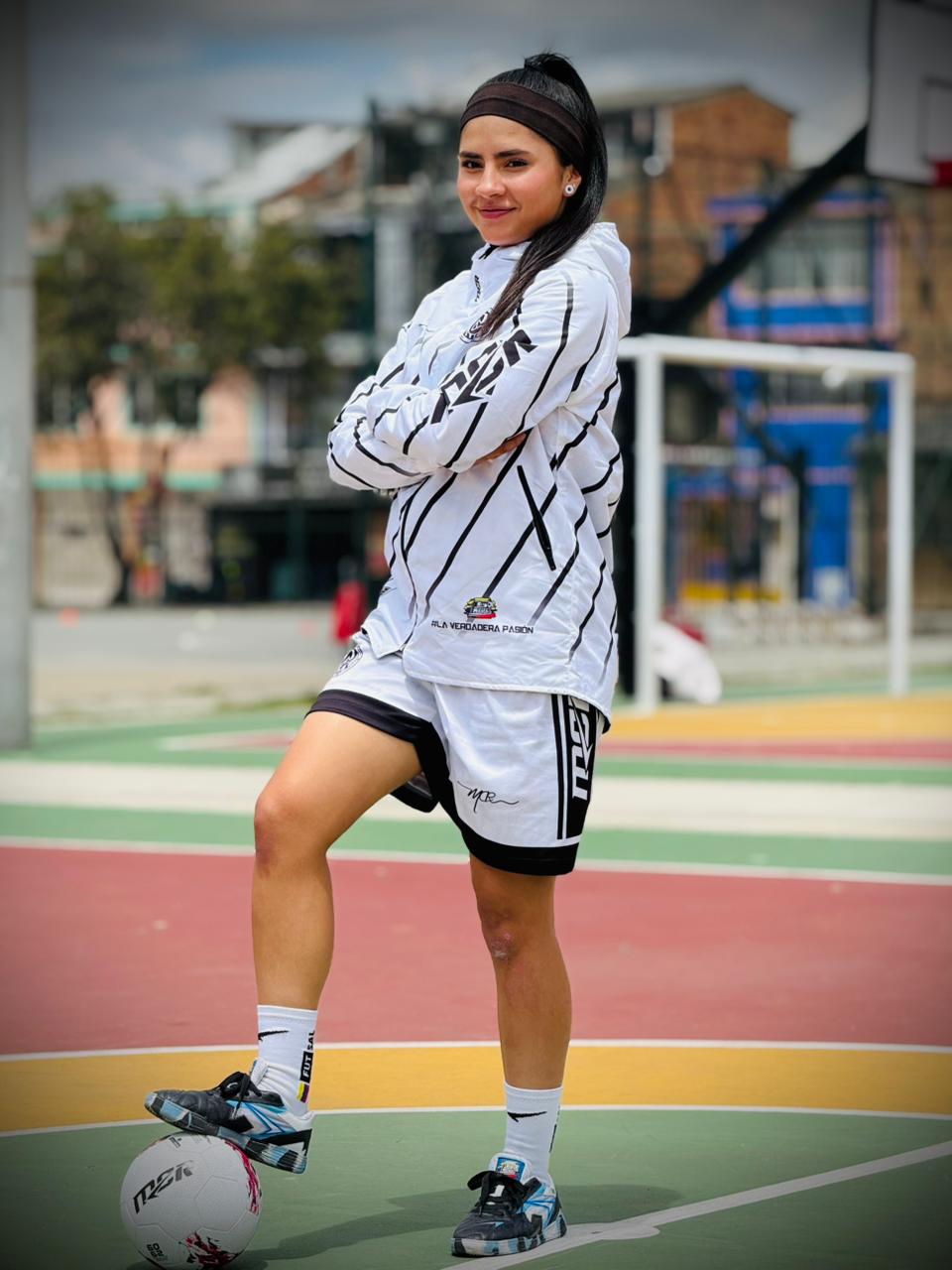 Luisa-Chaqueta-blanca0-micrero-futsal-fut-sal.
