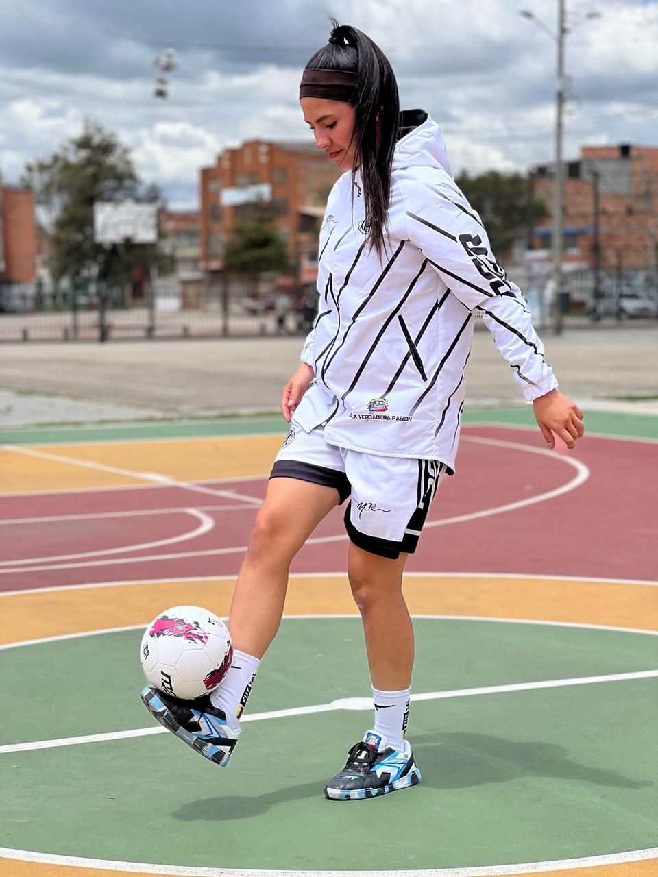 Raider Luisa_ chaqueta blanca- negra- Micrero- sport-