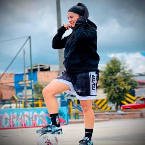 Comodidad, diseño y calidad se unen en el nuevo hoodie Micrero Sport. Fabricado en algodón premium, ofrece una textura suave y resistente que se siente increíble desde el primer uso.