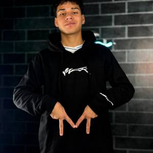 HODDIE-NUEVO-BUZO-NEGRO-KRIS.jpg- MCR